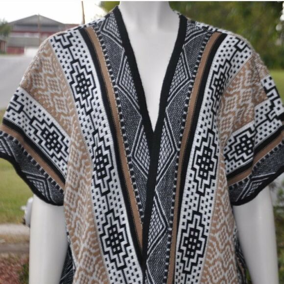 Arianna by Howard's Poncho One Size Fits Most (OSFM) - Picture 2 of 6